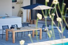 An dem großen Terrassentisch STAGE von Jan Kurtz aus recyceltem Teakholz finden bis zu 12 Personen bequem Platz großer Terrassentisch aus Holz in Teak - STAGE von Jan Kurtz