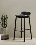 Elegant gestalteter Design Tresenstuhl MONO von WOUD mit kleiner Lehne für großen Sitzkomfort WOUD - MONO COUNTER CHAIR Design Tresenstuhl aus Holz mit kleiner Lehne