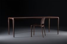 Der Massivholz Stuhl LATUS von Artisan in Kombination mit dem gleichnamigen Esstisch Latus aus dunklem Nussbaumholz Artisan Latus Chair Stuhl aus Massivholz in Nussbaum