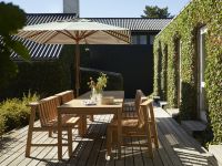 Der Sonnenschirm MESSINA von Skagerak eignet sich ideal für Terrasse  Design Sonnenschirm quadratisch in Apricot Green gestreift - MESSINA von Skagerak