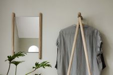 schlicht gestalteter Tischspiegel mit offenem Rahmen aus Holz - GEORG TABLE MIRROR von Skagerak Tischspiegel GEORG TABLE MIRROR von Skagerak