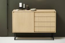 daenisches Designer Sideboard mit Schiebetüür aus Holz - VIRKA HIGH von WOUD