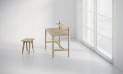 Der Massivholzhocker AETAS von vitamin design ist vielseitig einsetzbar und überzeugt durch seinen skandinavischen Stil Hocker modern Ahorn gekalkt AETAS von vitamin design