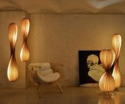 Die Steh- und Pendelleuchte TR7 von Tom Rossau sorgt für eine angenehme Athmosphäre in Ihrem Wohnzimmer Stehleuchte und Pendelleuchte TR7 von Tom Rossau im Wohnzimmer