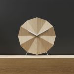 Die 12 abgegrenzten Felder auf der Oberfläche der Uhr erleichtern nicht nur das Ablesen der Zeit, sondern sorgen auch für ein spannendes Spiel aus Licht und Schatten Designer Tischuhr aus Holz mit Metallgestell - DELTA CLOCK von LAWA DESIGN