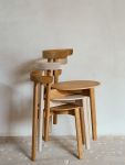 Insgesamt können bis zu drei Esszimmerstühle LUNAR CHAIR von FORM & REFINE übereinander gestapelt und platzsparend verstaut werden Form and Refine Lunar Chair stapelbarer Esszimmerstuhl aus Holz in Eiche