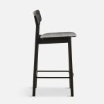 Seitenansicht des 65 cm hohen Tresenstuhls mit Lehne SOMA COUNTER CHAIR von WOUD in Esche, schwarz lackiert Tresenstuhl mit Lehne in Eiche schwarz lackiert SOMA COUNTER CHAIR von WOUD