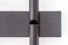 Detailansicht eines Hakens der Garderobenleiste RECES von Roon & Rahn in schwarz Detailansicht der garderobenleiste in Eiche schwarz - RECES von Roon & Rahn