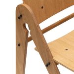 Detailansicht des Kinderstuhls LILLY'S CHAIR aus Holz in Eiche von We Do Wood Detail des Kinderstuhls aus Holz in Eiche - LILLY'S CHAIR von We Do Wood