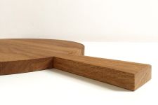 Detail: Griff des runden Brettes in Eiche geölt