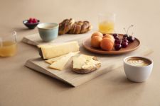 Moebe CUTTING BOARD - Holz Schneidebrett als Frühstücksbrett