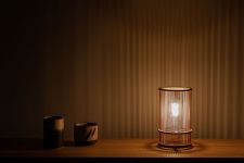 Die kleine Tischleuchte ARTUS TABLE LIGHT aus Holz von Tom Raffield taucht Wohnräume in angenehmes Licht Tom Raffield - kleine Tischleuchte mit Holz ARTUS TABLE LIGHT