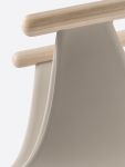 Seitenansicht des Armlehnstuhls FOX 3725 von Pedrali mit sandfarbener Sitzschale und Armlehnen aus gebleichtem Eschenholz Armlehnstuhl für Esszimmer von Pedrali - FOX 3725 in sand