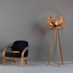 Moderne Stehleuchte SKIPPER mit Tripod Holzständer von Tom Raffield SKIPPER von Tom Raffield - Stehleuchte mit Tripod Holzständer