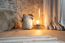 Design Tischleuchte mit Holz und Glas im Industriestil - Glasziegelleuchte No. 116 von Raumgestalt 