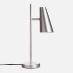 Design Tischleuchte CONO TABLE LAMP von WOUD aus Edelstahl mit matt satinierter Oberfläche Design Tischleuchte aus Metall in Edelstahl - Die Cono Table Lamp von Woud