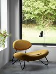 Gemütliche Leseecke mit dem Sessel MEADOW Lounge Chair und der Design Tischleuchte CONO TABLE LAMP aus Metall von WOUD Woud Cono Table Lamp - Hochwertige Design Tischleuchte aus Metall