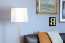 Dimmbare Stehlampe mit Schirm und schlankem Holzgestell - MIYU 140 von Maigrau