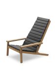 Moderner Liegestuhl BETWEEN LINES von Skagerak mit passender Auflage in Dunkelgrau Teak Deckchair mit Auflage in Charcoal - BETWEEN LINES von Skagerak