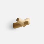 Kleiner Design Wandhaken TAIL WING HOOK von WOUD in Eiche natur kleiner Design Wandhaken aus Holz in Eiche - TAIL WING HOOK von WOUD