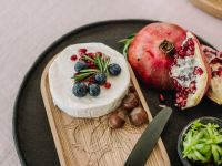 Geschmackvoll in Szene gesetzt: Auch als Käsebrett macht das ovale Serviertablett NIYA OVAL TRAY von Rio Lindo eine gute Figur Rio Lindo - NIYA OVAL TRAY Serviertablett oval aus Holz mit Gravur