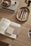 Auf dem Schreibtisch bietet das Holztablett Set WOODEN TRAYS von Carl Hansen & Søn eine stilvolle Ablage für Stifte und Co. Carl Hansen & Søn WOOD TRAY - Holztablett als Set of 2 aus Eiche