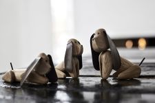 Eine ausgefallene Geschenkidee: die dekorative Holzfigur MY DOG von Andersen Furniture Andersen Furniture MY DOG - Hund aus Holz in Eiche