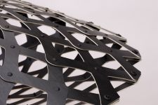 Detail Hängeleuchte aus Holz in schwarz - FLAX von David Trubridge