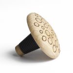 Dekorativer Flaschenverschluss BOOZE PLUG (Bubbles) aus Holz von The Oak Men Flaschenverschluss aus Holz - BOOZE PLUG BUBBLES von The Oak Men