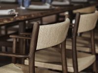 Ganz im Sinne des dänischen Familienunternehmens kennzeichnen eine hochwertige Verarbeitung und sorgfältig ausgewählte Materialien den elegant gestalteten Armlehnstuhl ARV CHAIR Armlehnstuhl aus Holz in Eiche geräuchert mit Geflecht - ARV CHAIR von Brdr. Krüger