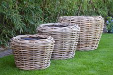 Mit ihrer natürlichen Färbung fügen sich die großen Pflanzkörbe harmonisch in den Garten ein, wo sie schnell zum Design-Highlight werden Jan Kurtz - PALAU große Pflanzkörbe aus Rattan für den Outdoor-Bereich