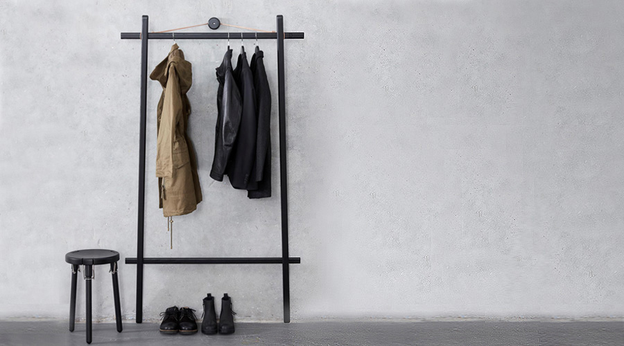Anlehngarderobe aus Holz CLOTHES RACK von &tradition