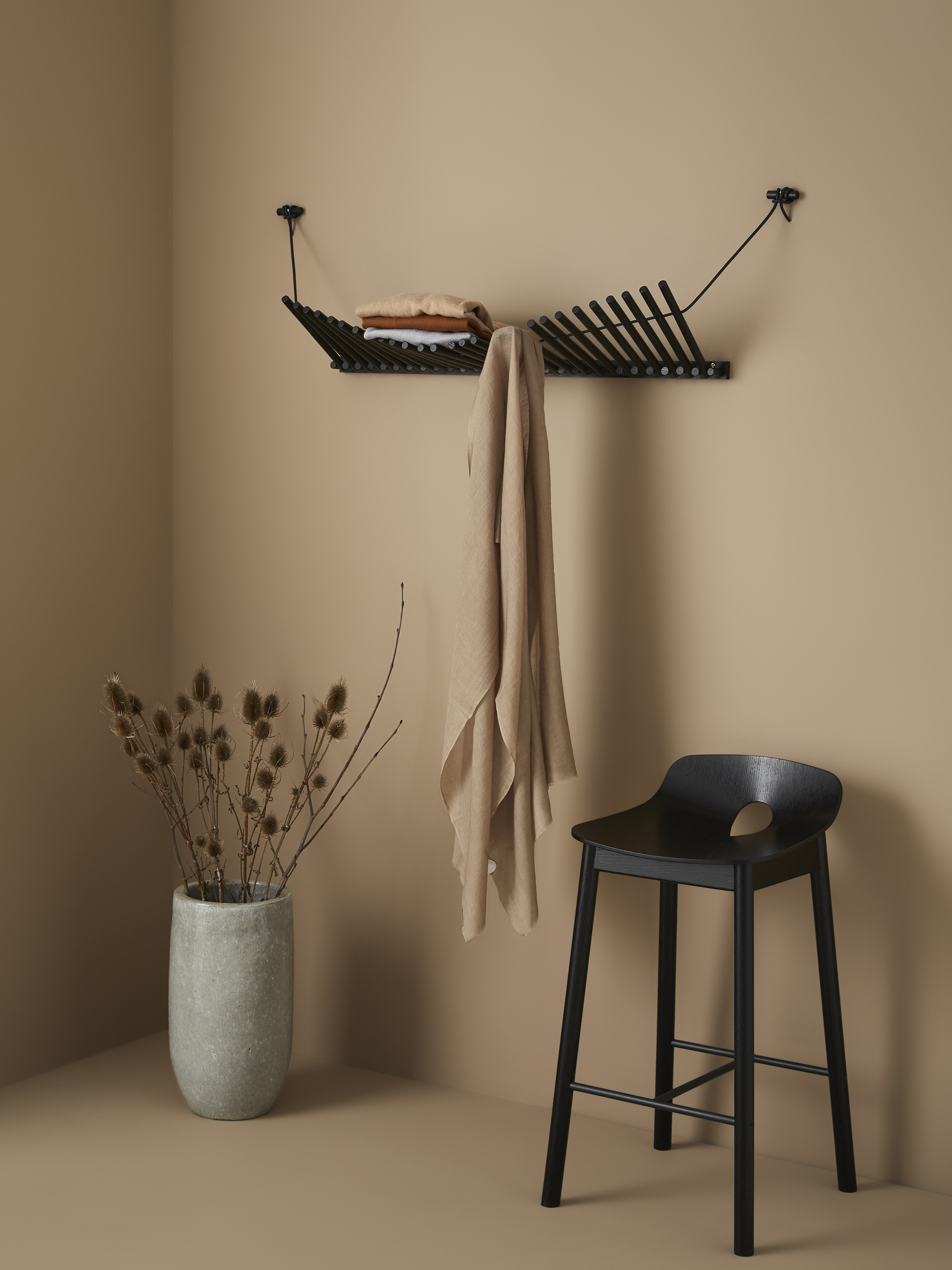 Wandgarderobe KNAEGT aus Holz von WOUD | HolzDesignPur