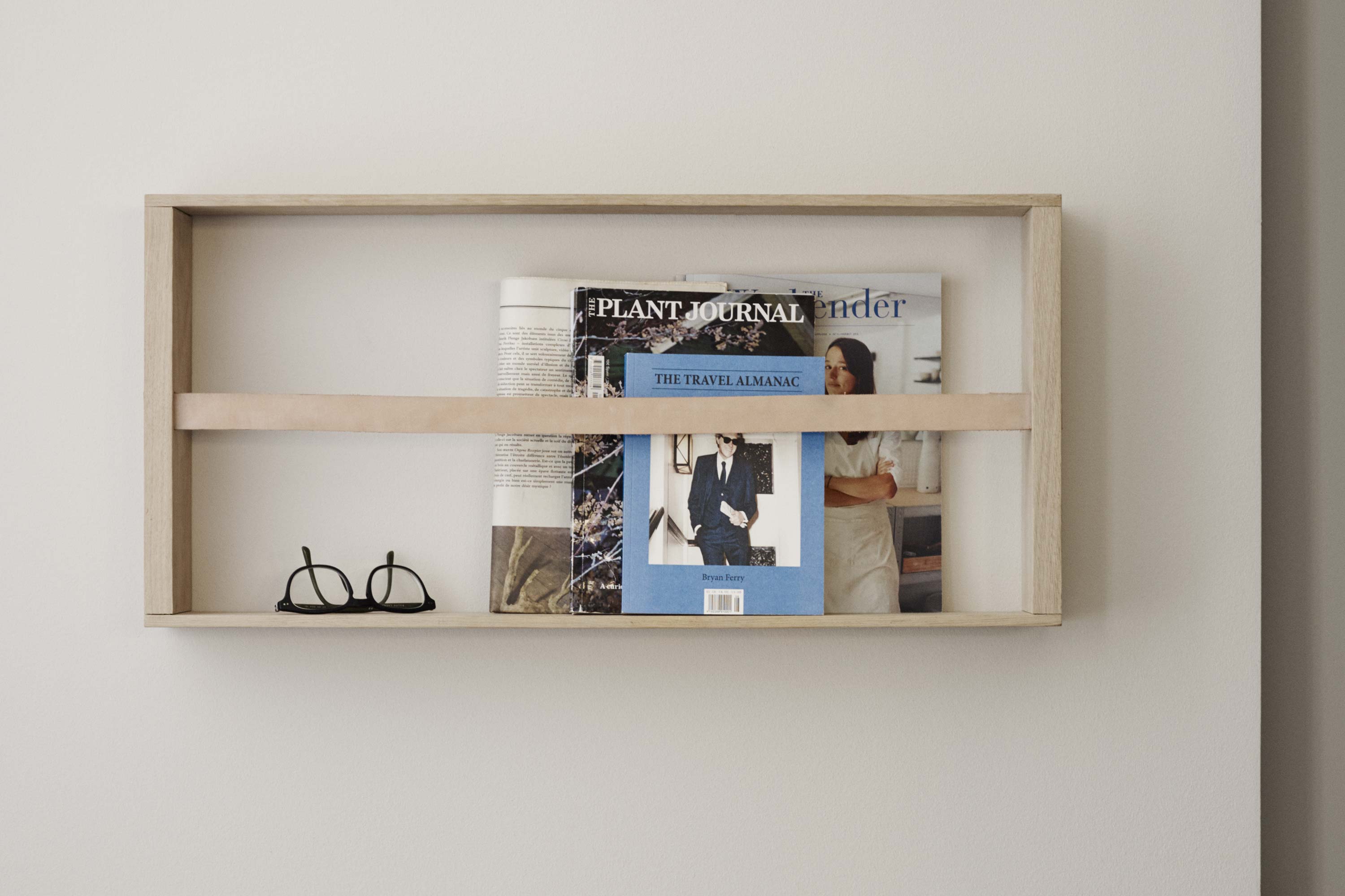 Zeitschriftenhalter NORR für die Wand von Skagerak I HolzDesignPur