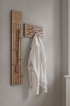 Die Wandgarderoben SCOREBOARD von We Do Wood lassen sich in unterschiedlichen Größen und Ausführungen zu einer individuellen Garderobenlösung miteinander kombinieren We Do Wood - SCOREBOARD Designer Wandgarderobe mit Haken aus Holz in Eiche