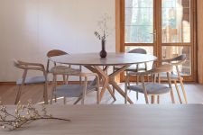 Modernes Esszmmer-Setting mit dem Esstisch LAKRI ROUND den Stühlen NEVA von Artisan Esstisch rund aus Massivholz - LAKRI ROUND TABLE von Artisan
