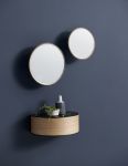 In Kombination mit den Wandspiegeln BARB MIRROR und dem Schlüsselkasten WALLIE von WOUD entsteht ein dekoratives Wandbild im Flur WOUD - WALLIE Design Schlüsselkasten aus Holz mit Ablage für den Flur