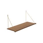 Design Wandregal LOOP SHELF in Eiche geräuchert mit Wandhalterung aus Messing von We Do Wood Design Wandregal in Eiche geräuchert und Messing - LOOP SHELF von We Do Wood