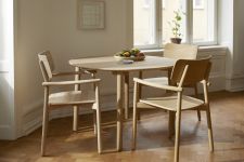 In Kombination des Esstisches HVEN und den gleichnamigen Stühlen von Skagerak entsteht ein moderner Essbereich für bis zu 4 Personen Esstisch rund 110 cm aus Holz im dänischen Design - HVEN von Skagerak