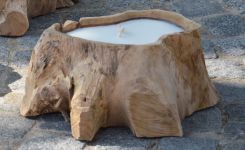 Die Grundlage für Windlicht FLOWER bildet eine ausgehöhlte Teakholzwurzel, die mit weißem Wachs gefüllt wird FLOWER Windlicht aus einer Teakwurzel von Jan Kurtz