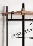 Detailansicht der Garderobe SHELVING SYSTEM aus Holz und Metall Moebe - SHELVING SYSTEM Garderobe offen aus Holz und Metall