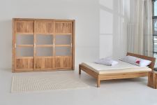 Großer Kleiderschrank NOTE aus Massivholz mit Schiebetüren von vitamin design 