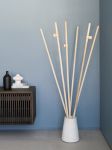 Die einzelnen Holzstäbe des Garderobenständer SPAGHETTI COAT RACK von EKTA Living lassen sich bei Bedarf um zusätzliche Kleiderhaken aus Leder ergänzen Garderobenständer aus Buche und Terazzo - SPAGHETTI COAT RACK von Ekta Living