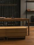Gut durchdacht gestaltete Sitzbank CORRELATION aus Holz in Eiche mit verstecktem Stauraum von We Do Wood We Do Wood - CORRELATION Sitzbank mit Aufbewahrung aus Holz in Eiche