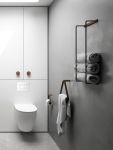 Der stilvolle Design Handtuchhalter TOWEL RACK von by Wirth aus Eiche und Metall ist besonders platzsparend und deshalb ideal auch für kleinere Bäder By Wirth - TOWEL RACK Design Handtuchhalter aus Eiche und Metall