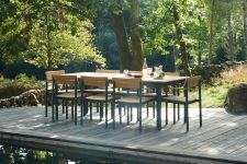 stapelbarer Gartenstuhl aus Alu und Holz - PELAGO CHAIR von Skagerak