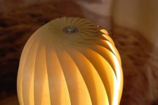 Detailaufnahme von oben - Moderne Stehleuchte TR7 aus tranzulenten Holzfurnierstreifen (Birke)  moderne Stehlampe TR7 von Tom Rossau