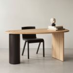 Ein echter Blickfang: der eleganter Schreibtisch THE ECLIPSE DESK aus massivem Eichenholz und Stahl von Audo Copenhagen The Eclipse Desk von Menu Schreibtisch aus Holz und Stahl