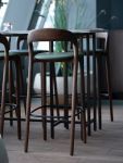Artisan - NEVA LIGHT 79 BAR CHAIR Massivholz Barhocker mit Rückenlehne