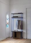 Die offene Garderobe SHELVING SYSTEM von Moebe mit Regalböden aus geräucherter Eiche und blauem Gestell - hier mit zusätzlichem Cabinet Moebe SHELVING SYSTEM - Garderobe offen in Eiche, geräuchert mit Blau